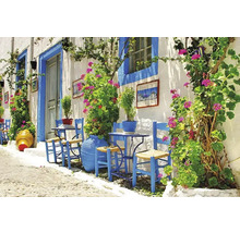 Decoratieve scène met blauwe stoelen, tafels en planten voor een gebouw.