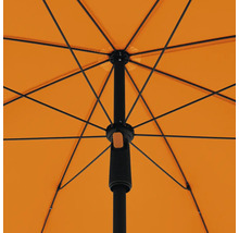 Binnenaanzicht van een open oranje paraplu met zwart frame.