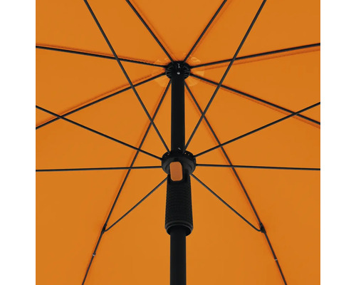 Binnenaanzicht van een open oranje paraplu met zwart frame.