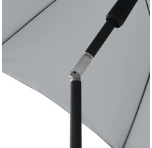 Gedetailleerde weergave van een parasol met een zwart frame en verstelbaar scharnier.