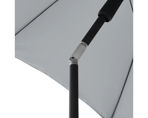 Gedetailleerde weergave van een parasol met een zwart frame en verstelbaar scharnier.