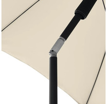 Detailopname van een parasol met een zwart frame en een lichtgekleurd doek