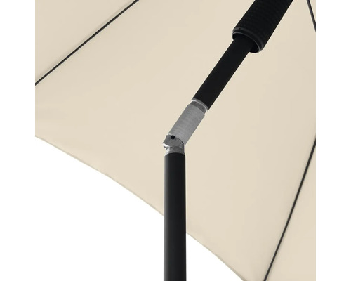 Detailopname van een parasol met een zwart frame en een lichtgekleurd doek