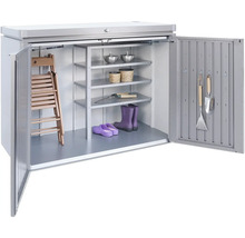 Geopende gereedschapskist met planken en tuingereedschap