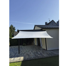 Zonnescherm boven een terras met stenen vloer