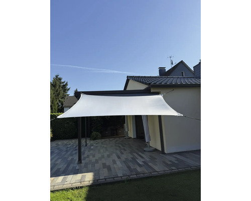 Zonnescherm boven een terras met stenen vloer