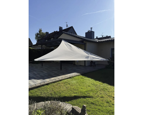 Zonnescherm op terras met gazon