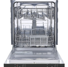 Binnenkant van een vaatwasser met open deur en uittrekbare rekken