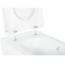 Detailopname van een toilet met open toiletdeksel