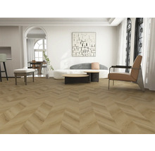 Lichte kamer met visgraatparket, bank, fauteuil en kunstwerk