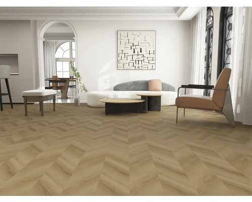 Lichte kamer met visgraatparket, bank, fauteuil en kunstwerk