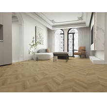 Lichte woonkamer met visgraatparket, zitmeubels en decoratieve elementen