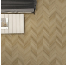 Kamer met visgraat vloerbedekking, bed en kruk