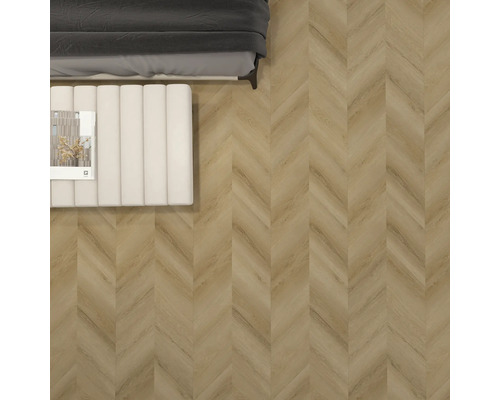 Kamer met visgraat vloerbedekking, bed en kruk