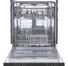 Binnenaanzicht van een vaatwasser met open deur en vaatwaskorven