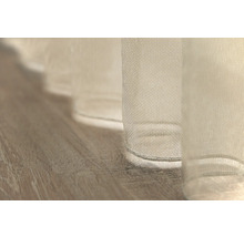 Close-up van gordijnstof op een houten vloer