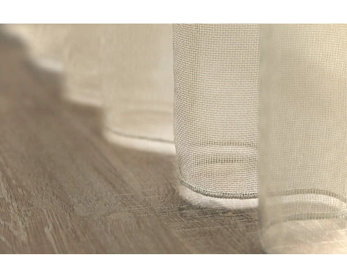 Close-up van gordijnstof op een houten vloer