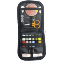 Naaigarnituur met naalden, garen, schaar en meetlint in etui met ritssluiting