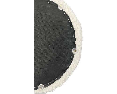 Detailopname van een rond kussen met stoffen bekleding, bevestigd met klemmen