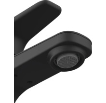 Gedetailleerde weergave van een zwarte kraan met straalregelaar