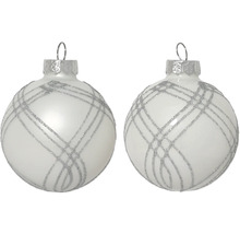 Twee witte kerstballen met zilverkleurig patroon