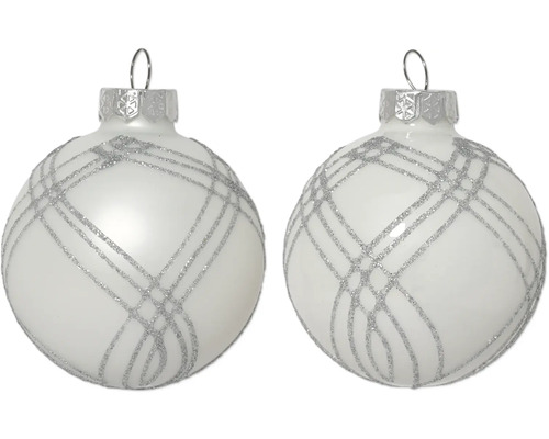 Twee witte kerstballen met zilverkleurig patroon