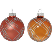 Twee kerstballen met ruitpatroon