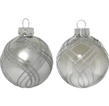 Twee zilveren kerstballen met glitterlijnen