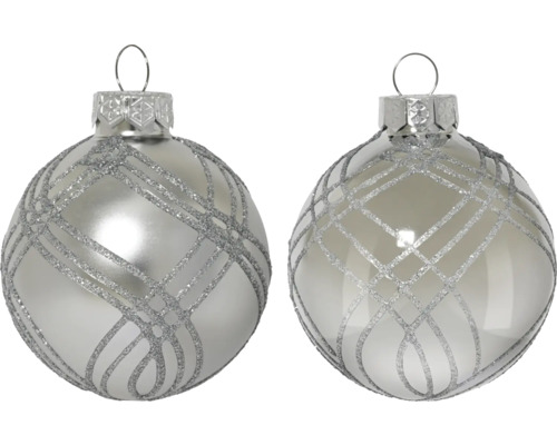 Twee zilveren kerstballen met glitterlijnen