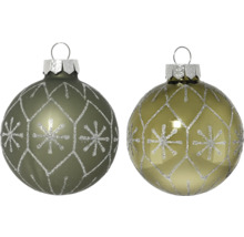 Twee kerstballen met sneeuwvlokpatroon