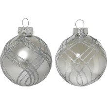 Twee zilverkleurige kerstballen met glitterlijnen