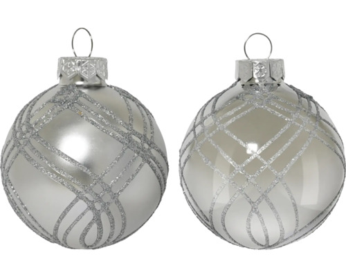 Twee zilverkleurige kerstballen met glitterlijnen