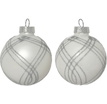 Twee kerstballen met zilverkleurig ruitpatroon