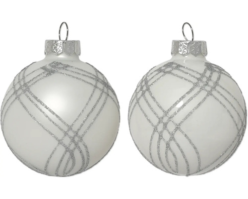Twee kerstballen met zilverkleurig ruitpatroon