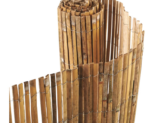 Bamboe mat opgerold voor de tuin