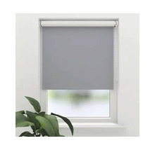 Grijs rolgordijn voor het raam voor lichtregulering en privacy.