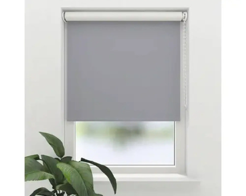 Grijs rolgordijn voor het raam voor lichtregulering en privacy.