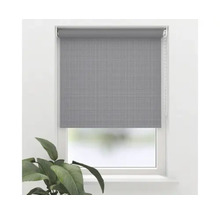 Grijs rolgordijn aan het raam voor lichtregulering.