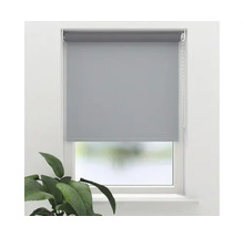 Grijs rolgordijn op het raam voor lichtregeling