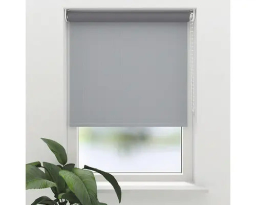 Grijs rolgordijn op het raam voor lichtregeling