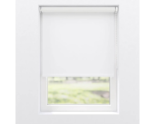 Wit rolgordijn op het raam voor lichtregeling