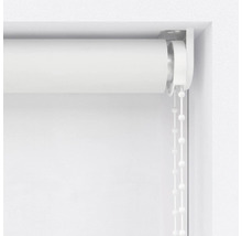 Gedetailleerd beeld van een wit rolgordijn met kettingbediening voor raamdecoratie