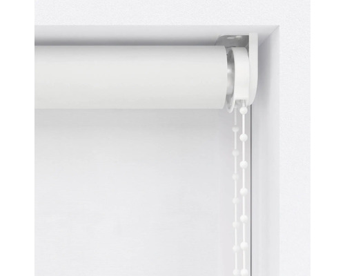 Gedetailleerd beeld van een wit rolgordijn met kettingbediening voor raamdecoratie