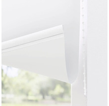 Wit rolgordijn met kettingbediening voor een raam