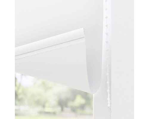 Wit rolgordijn met kettingbediening voor een raam