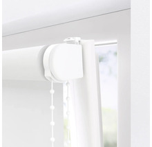 Detailopname van een wit rolgordijn bij het raam