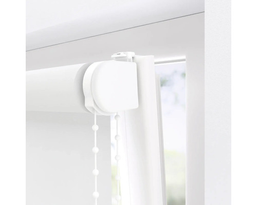 Detailopname van een wit rolgordijn bij het raam