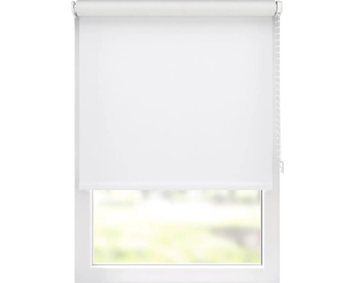 Wit rolgordijn op raam voor lichtregulering
