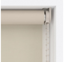 Beige rolgordijnen met kettingbediening in een raamkozijn