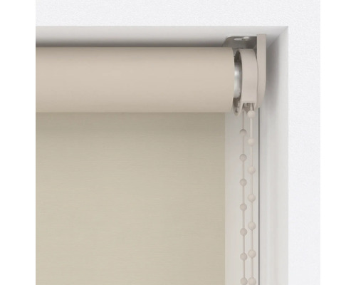 Beige rolgordijnen met kettingbediening in een raamkozijn